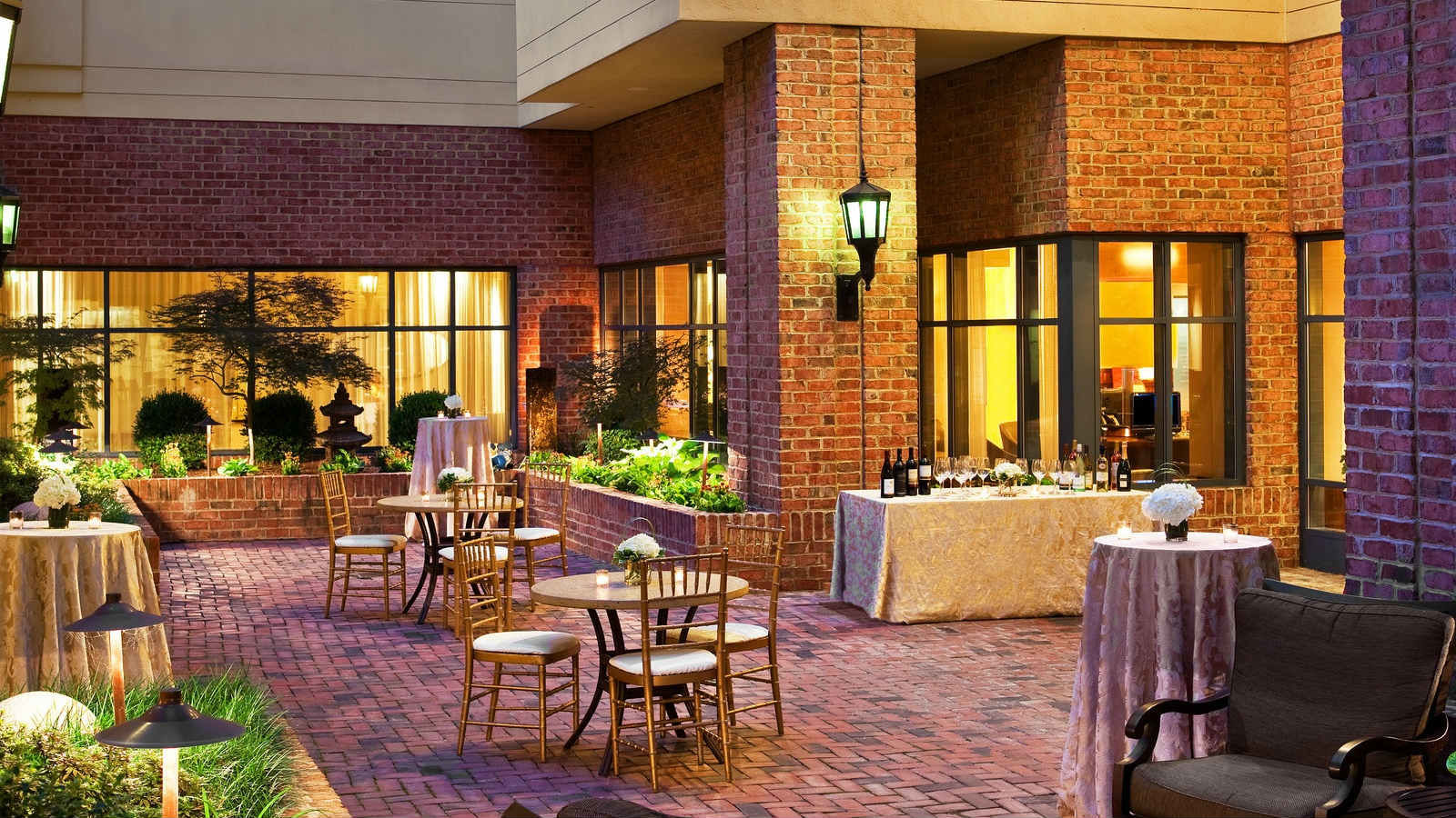 Sheraton Suites Old Town Alexandria Outdoor Courtyard